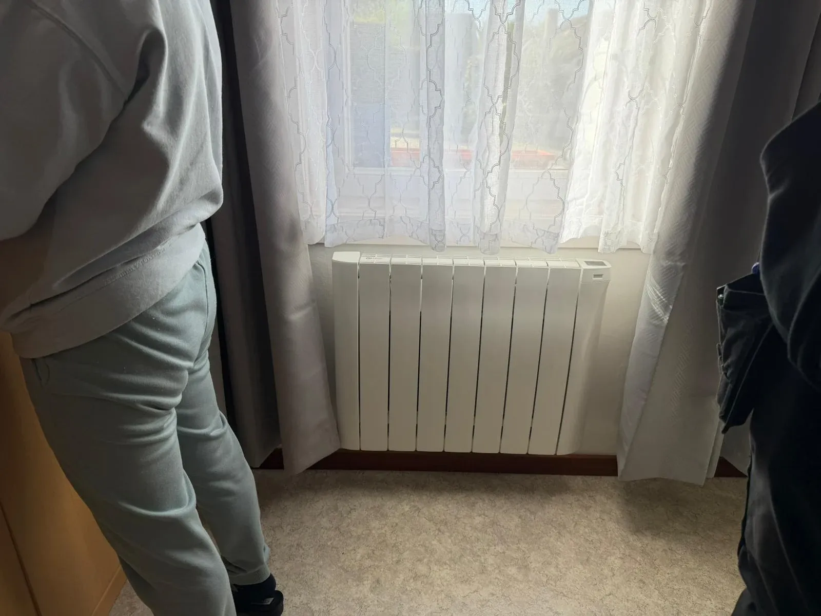Radiateur Eco Chaleur installé sous fenêtre dans un salon clair