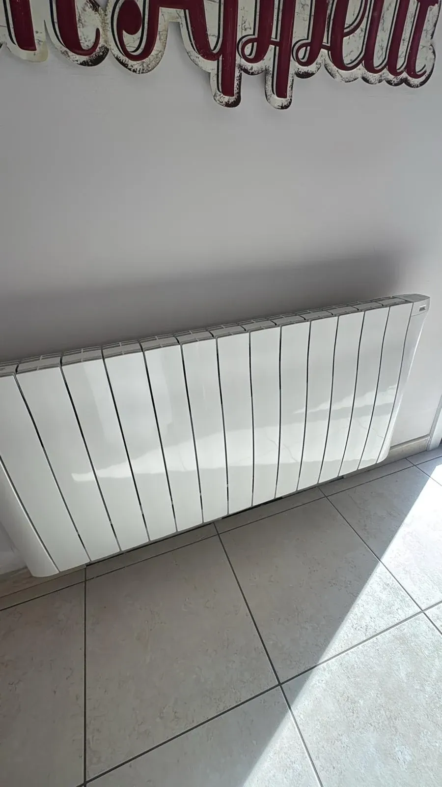 Radiateur Eco Chaleur installé sous une décoration murale