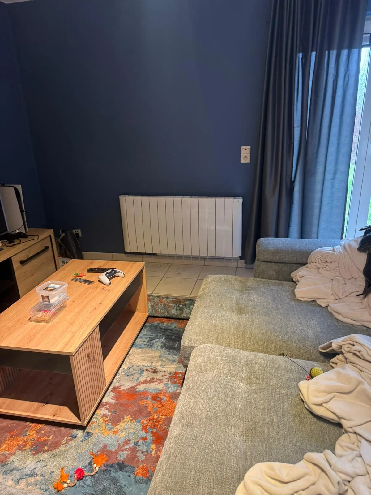 Radiateur Eco Chaleur installé sous fenêtre dans un séjour