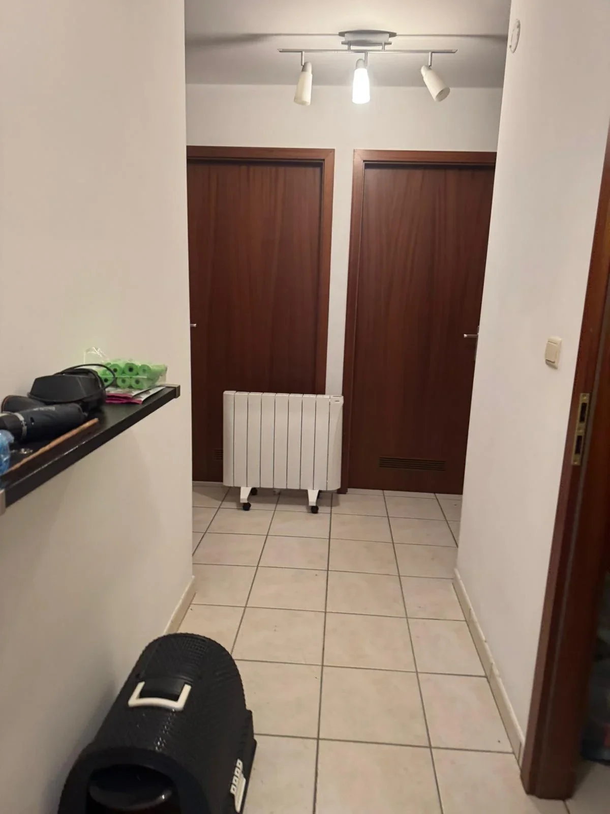 Radiateur Eco Chaleur installé dans un couloir carrelé