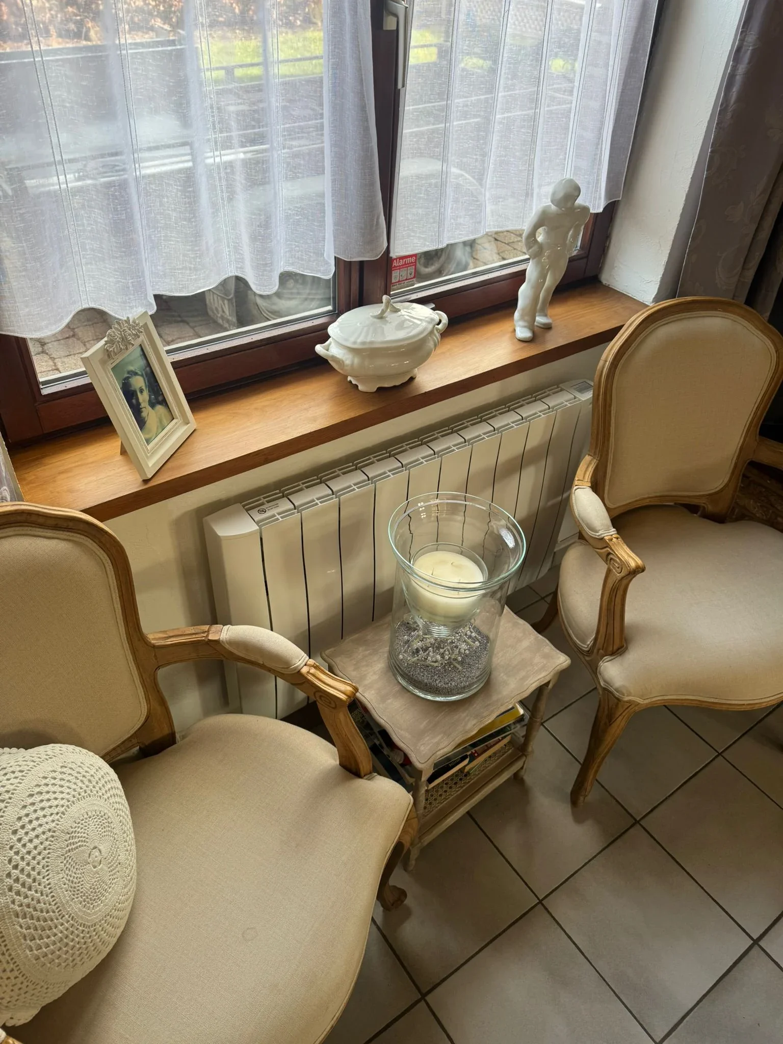 Radiateur Eco Chaleur installé sous fenêtre derrière une table à manger