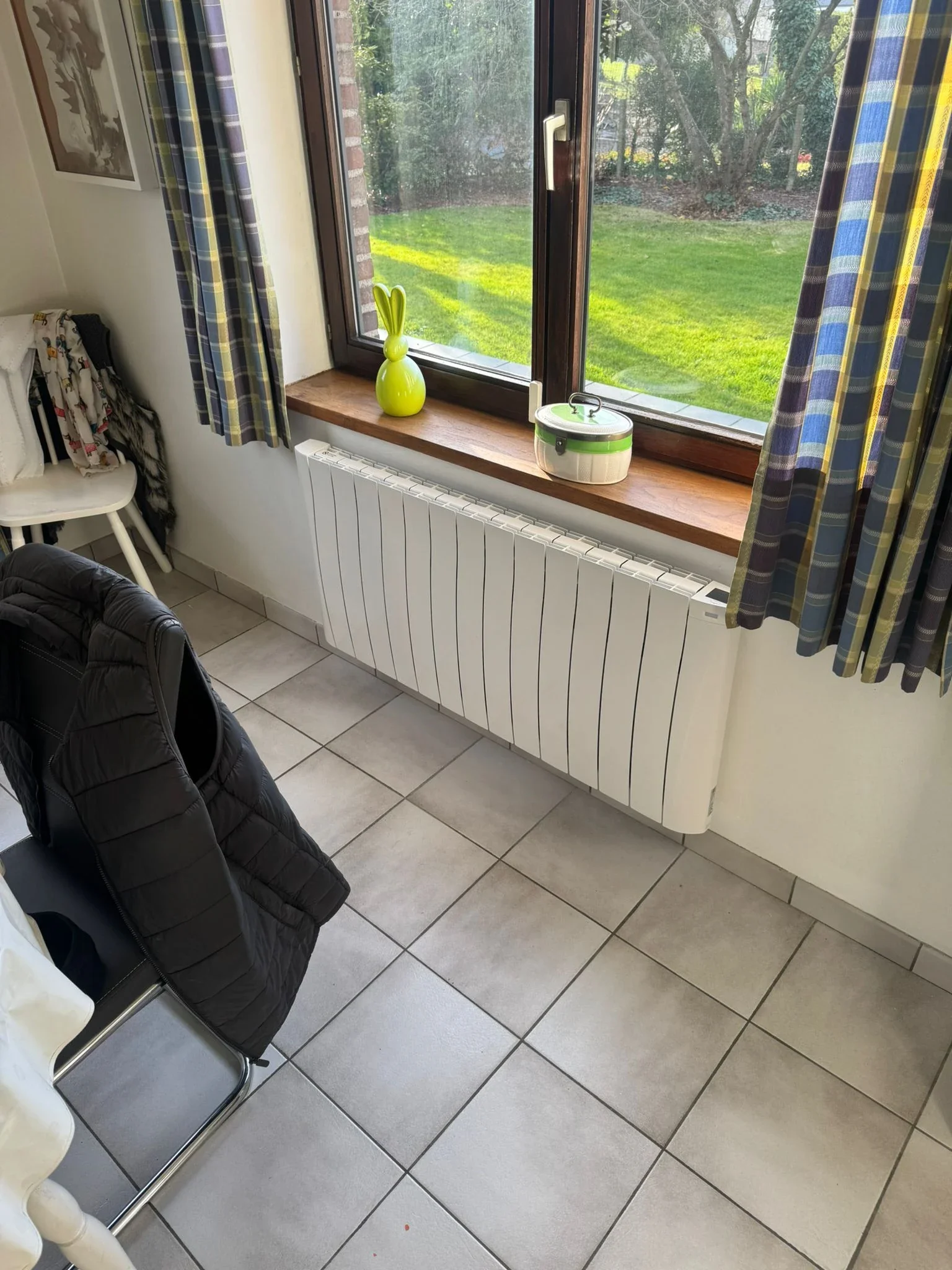 Radiateur Eco Chaleur installé dans une cuisine sous fenêtre