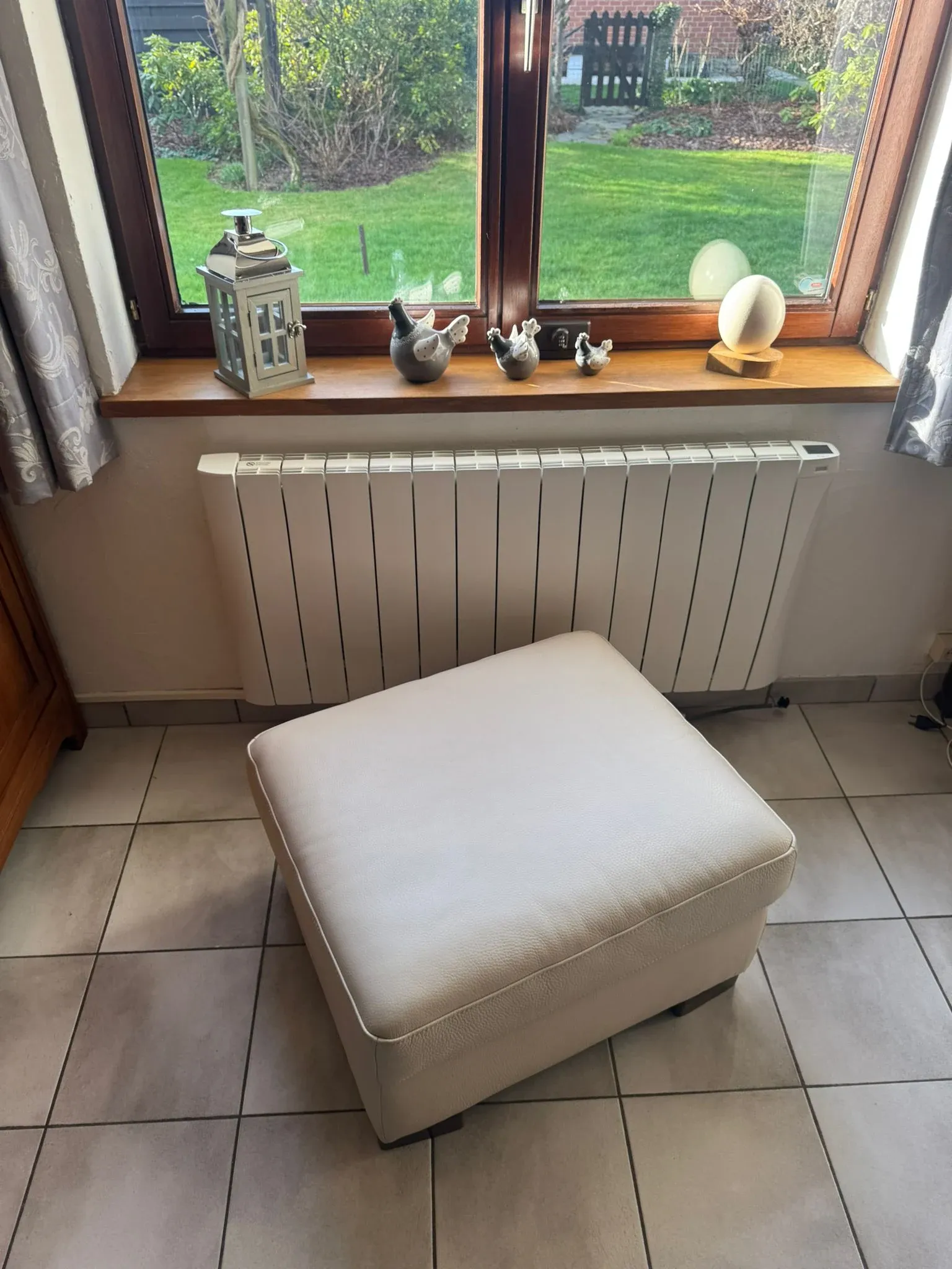 Radiateur Eco Chaleur installé sous fenêtre dans un coin cuisine avec banquette