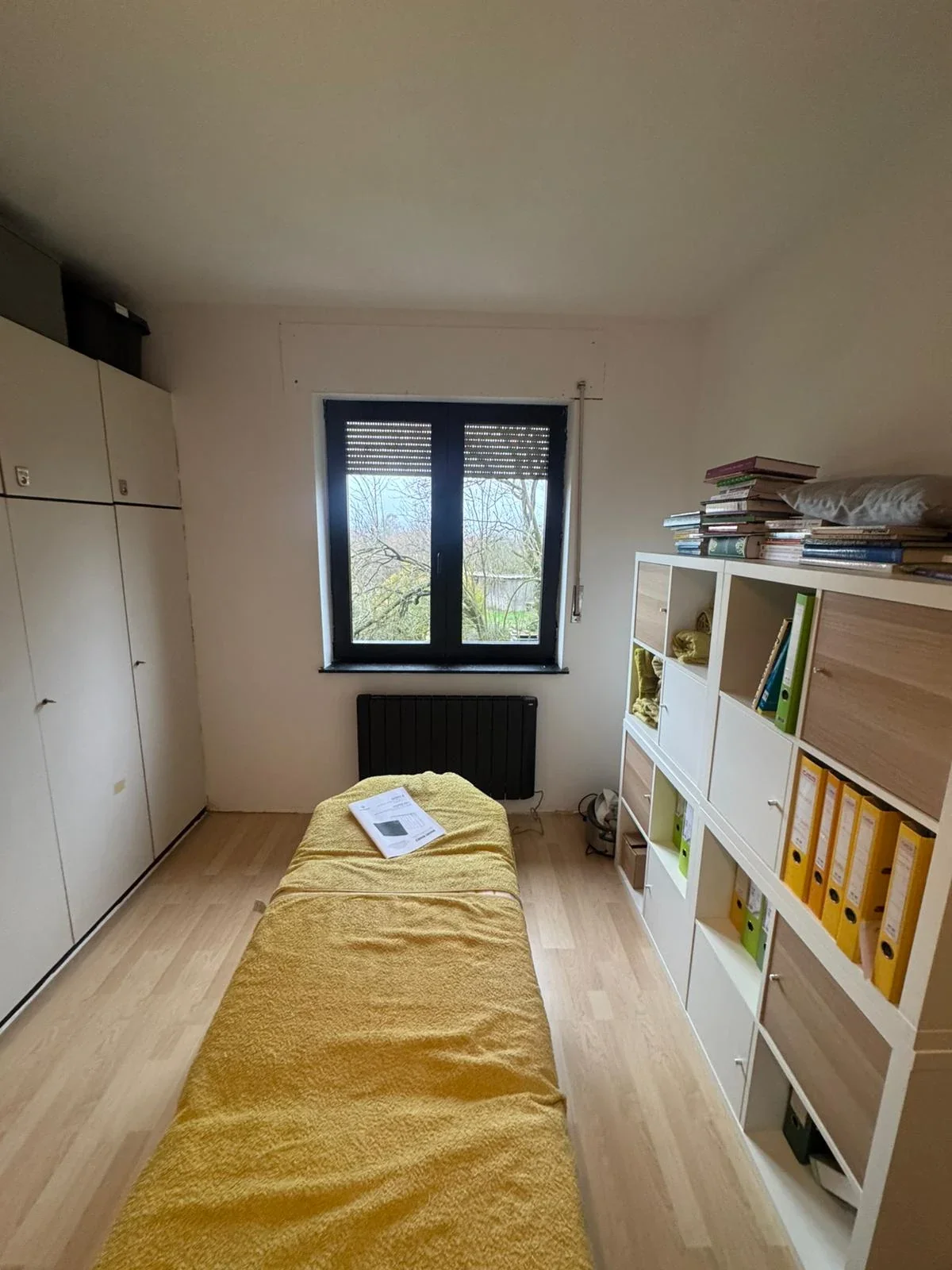 Radiateur anthracite Eco Chaleur installé dans un bureau professionnel