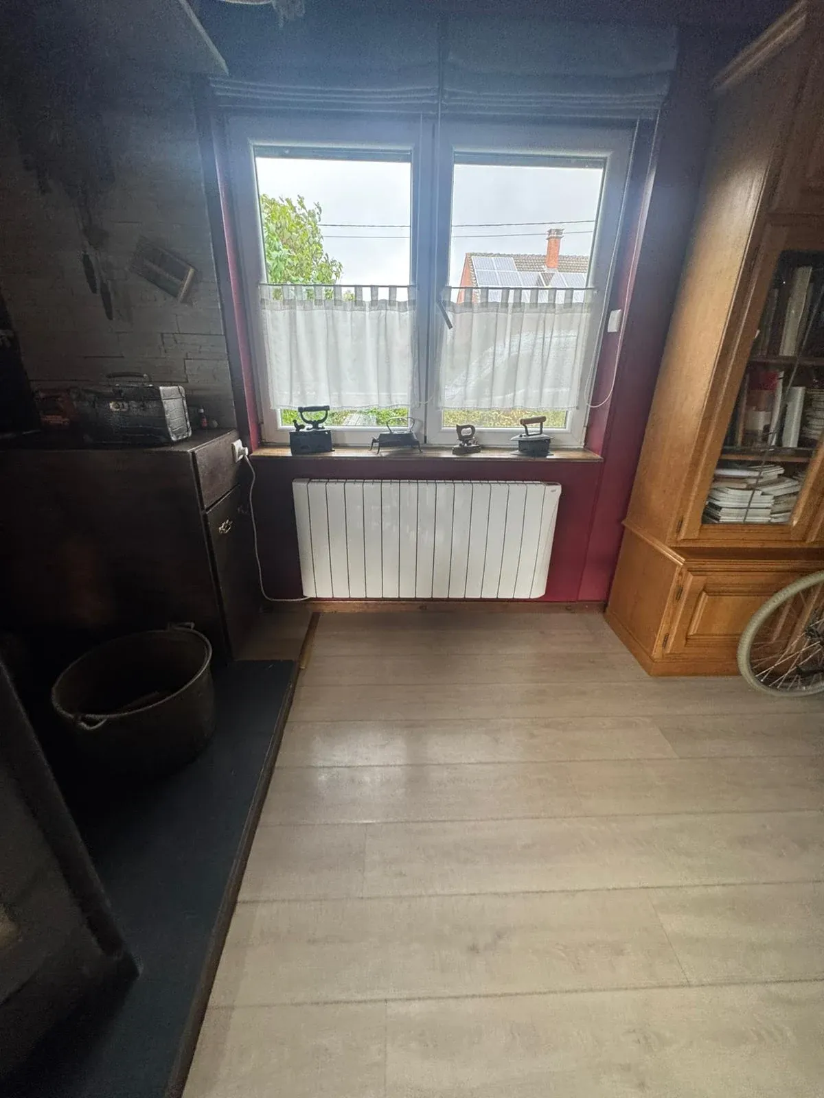 Radiateur Eco Chaleur installé sous fenêtre dans un salon meublé