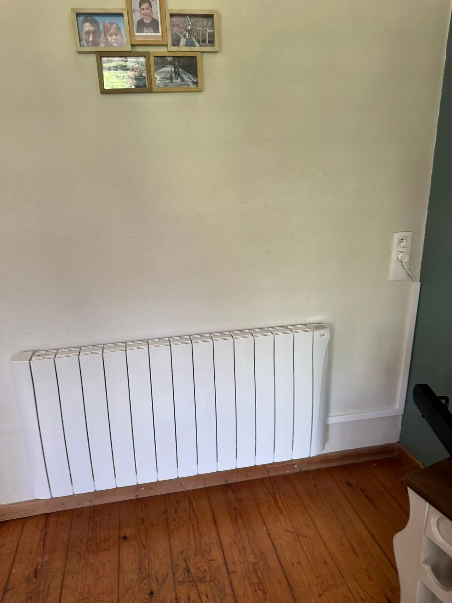 Radiateur Eco Chaleur installé sur mur clair dans une pièce sobre