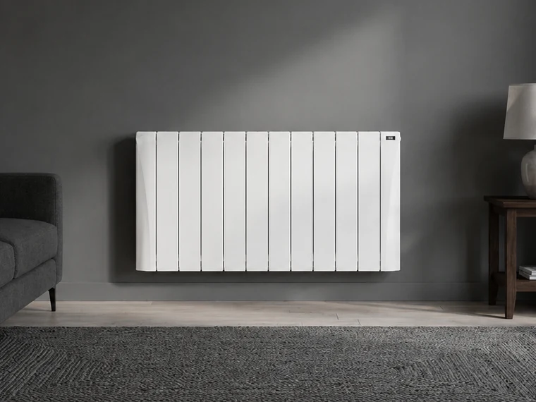 Radiateur Eco Chaleur en pierre stéatite blanc installé sur un mur charbon dans un salon contemporain belge